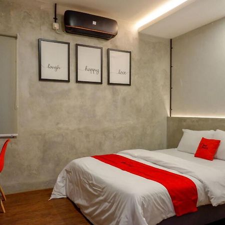 RedDoorz Plus near Kawasan Sam Poo Kong Semarang Zewnętrze zdjęcie