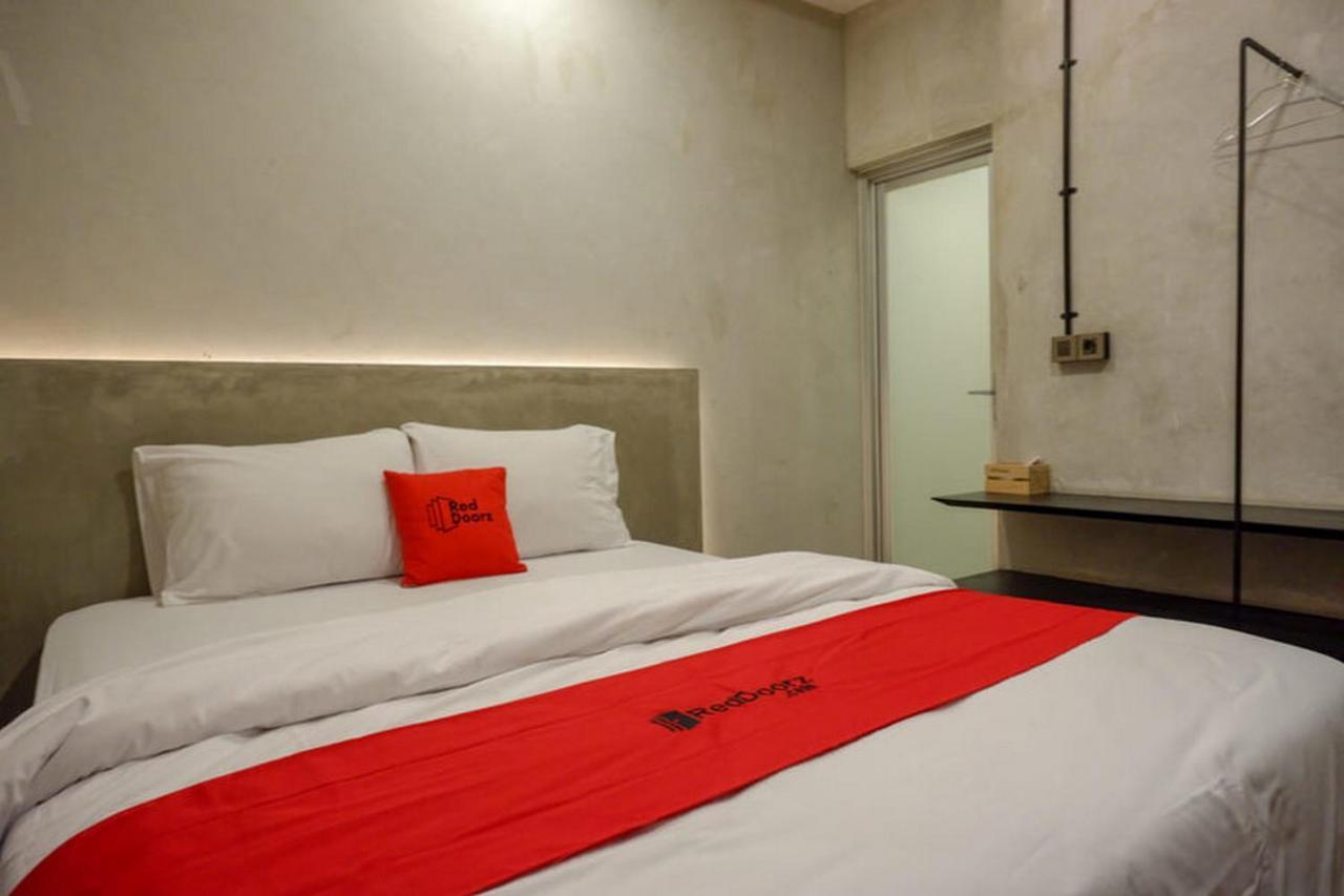 RedDoorz Plus near Kawasan Sam Poo Kong Semarang Zewnętrze zdjęcie